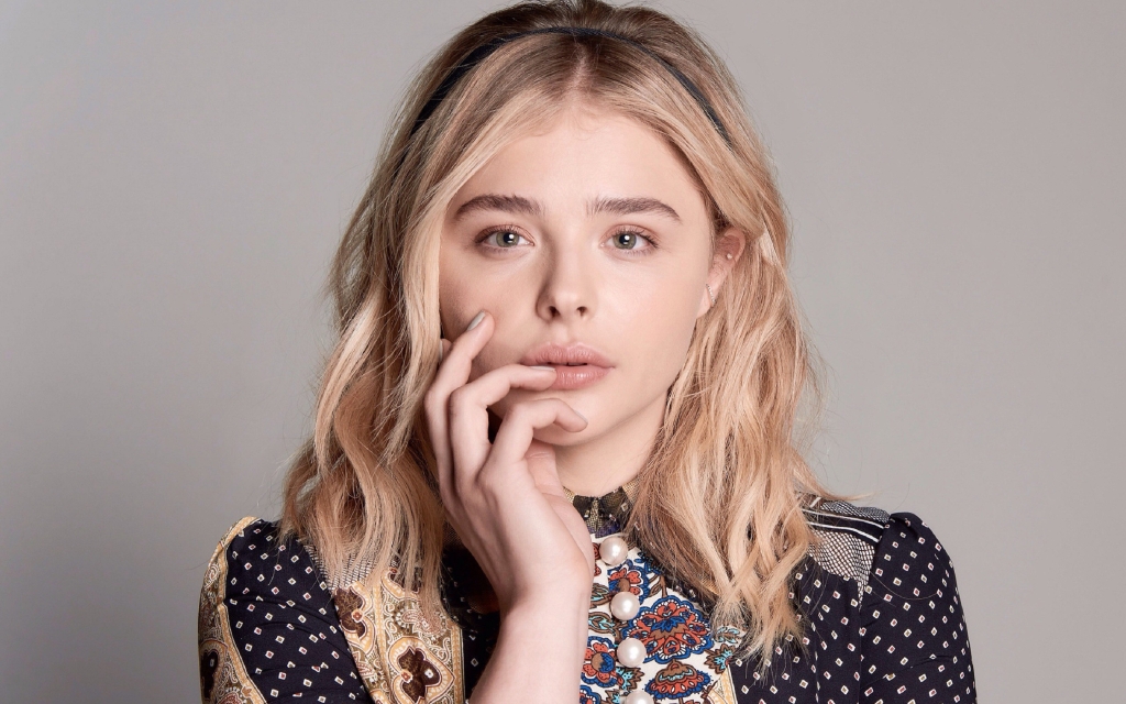 Chloe Moretz Looking Lovely for 1024 x 640 widescreen resolution