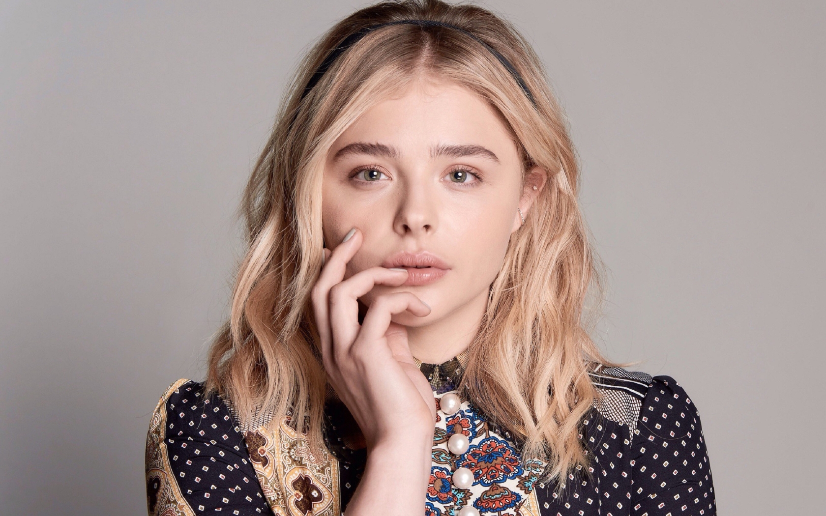 Chloe Moretz Looking Lovely for 1680 x 1050 widescreen resolution