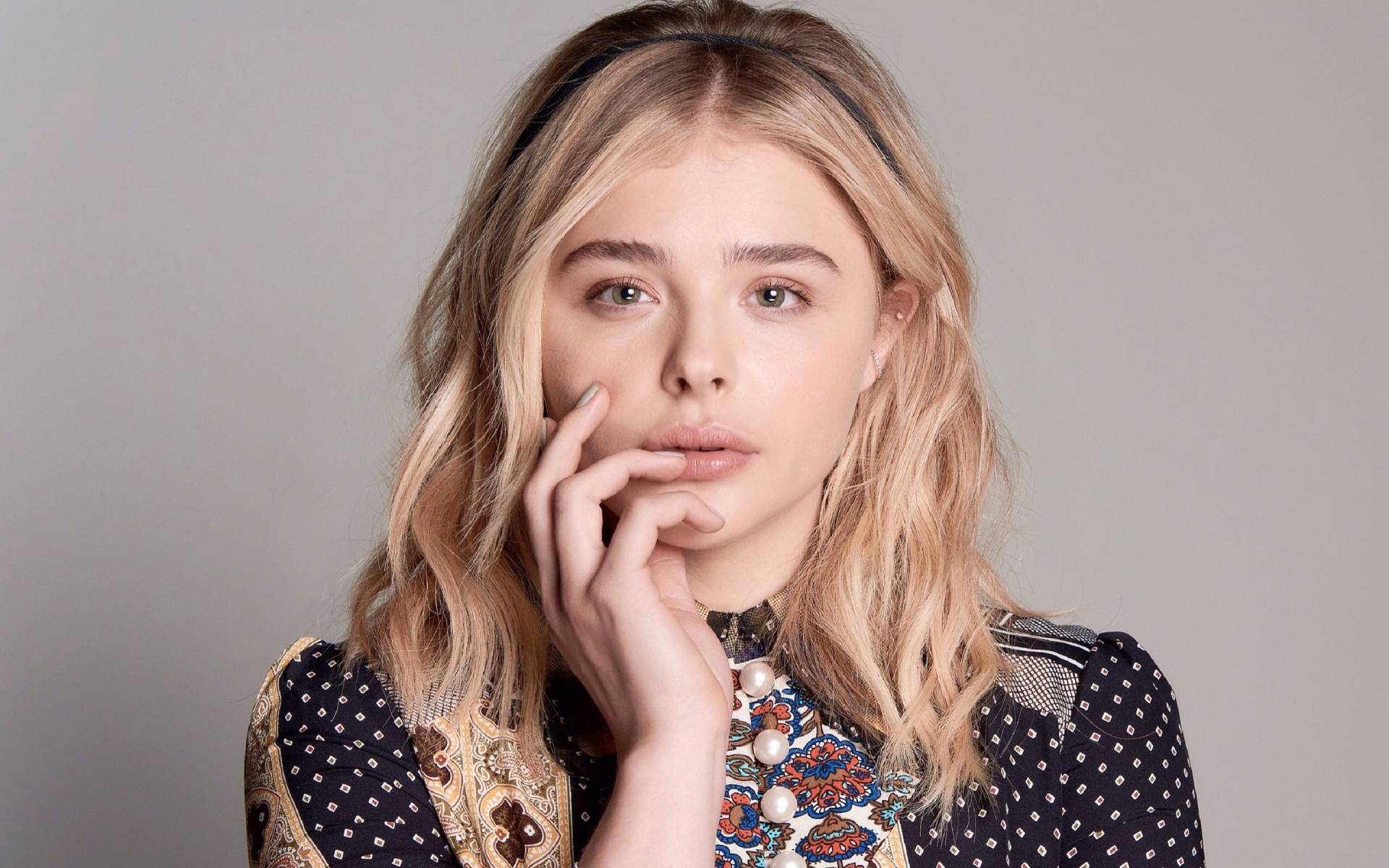 Chloe Moretz Looking Lovely for 1920 x 1200 widescreen resolution