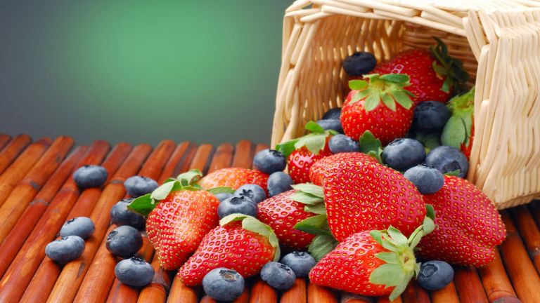 Strawberries in the basket HD Wallpaper